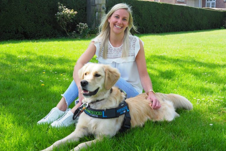 Deborah met assistentiehond Loulou
