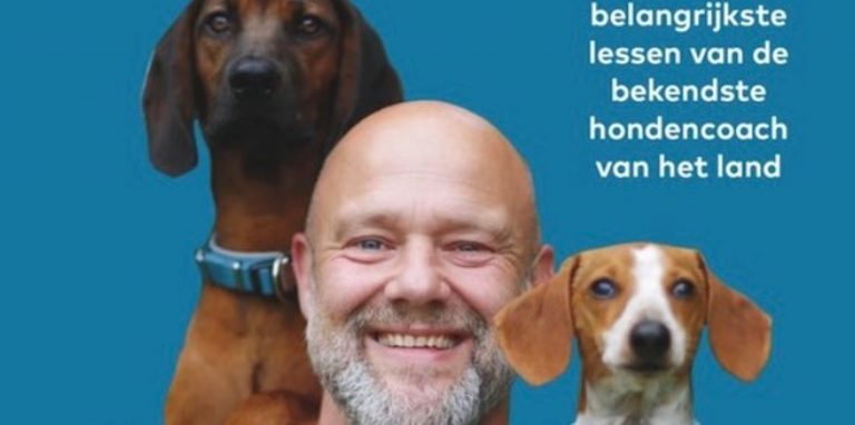 Uitsnede van Hond in huis met Jeroen Oomen en twee honden