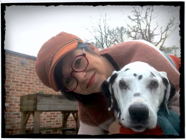Vrouw en hond bij het besproken boek