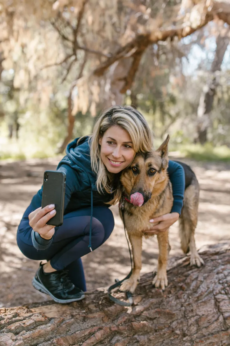 Vrouw maakt buiten een selfie met haar hond.