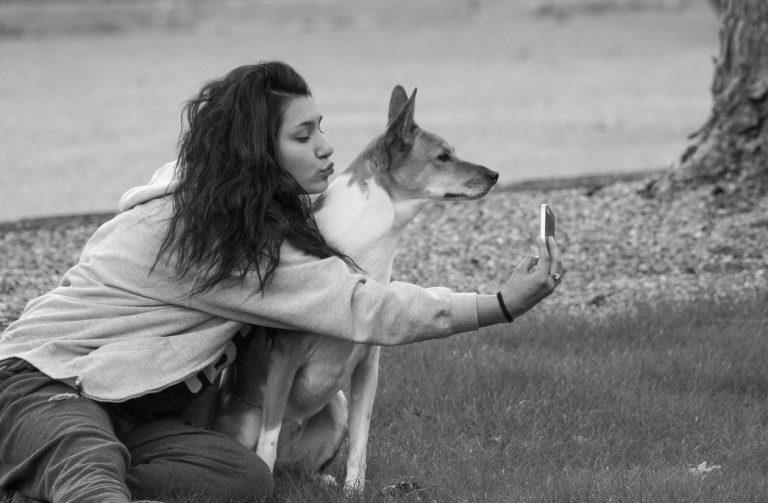 Vrouw maakt een selfie met haar hond