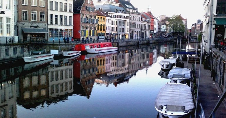 Historische gevels langs het water in Gent