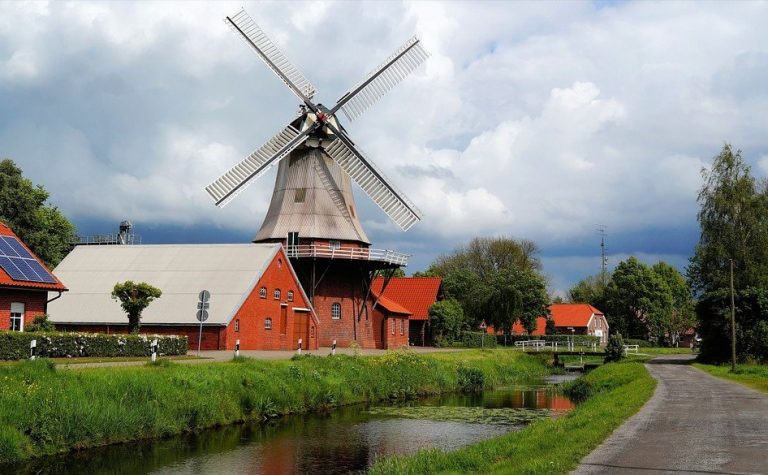 Windmolen in een groen landschap