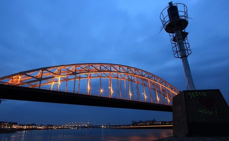 Verlichte brug bij avond