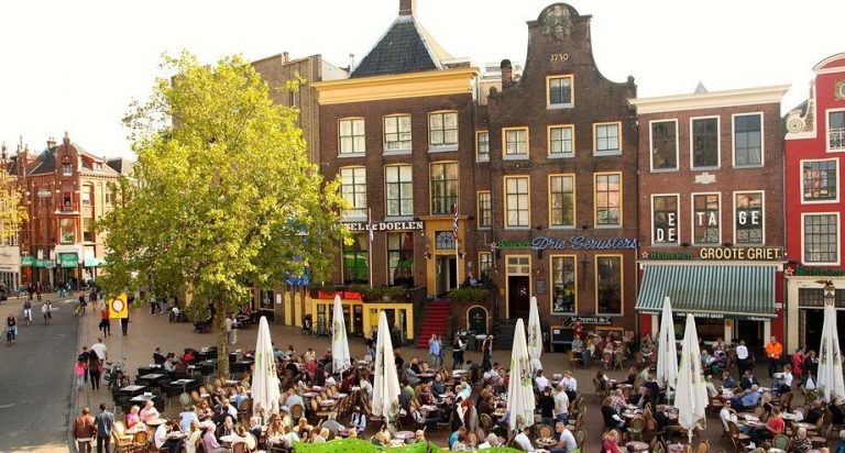Terrassen op een Nederlands stadsplein