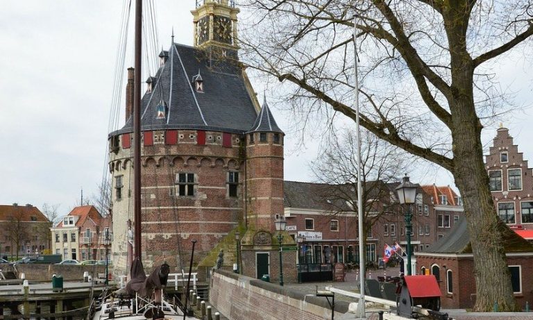 Historisch gebouw aan een haven