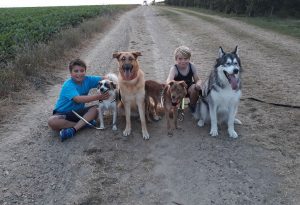 De kinderen vinden het zalig om samen met mama en papa te mogen zorgen en te genieten van hun dieren.